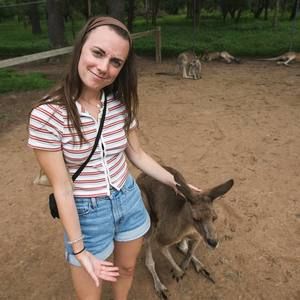 Meet your Posher, Caitlin